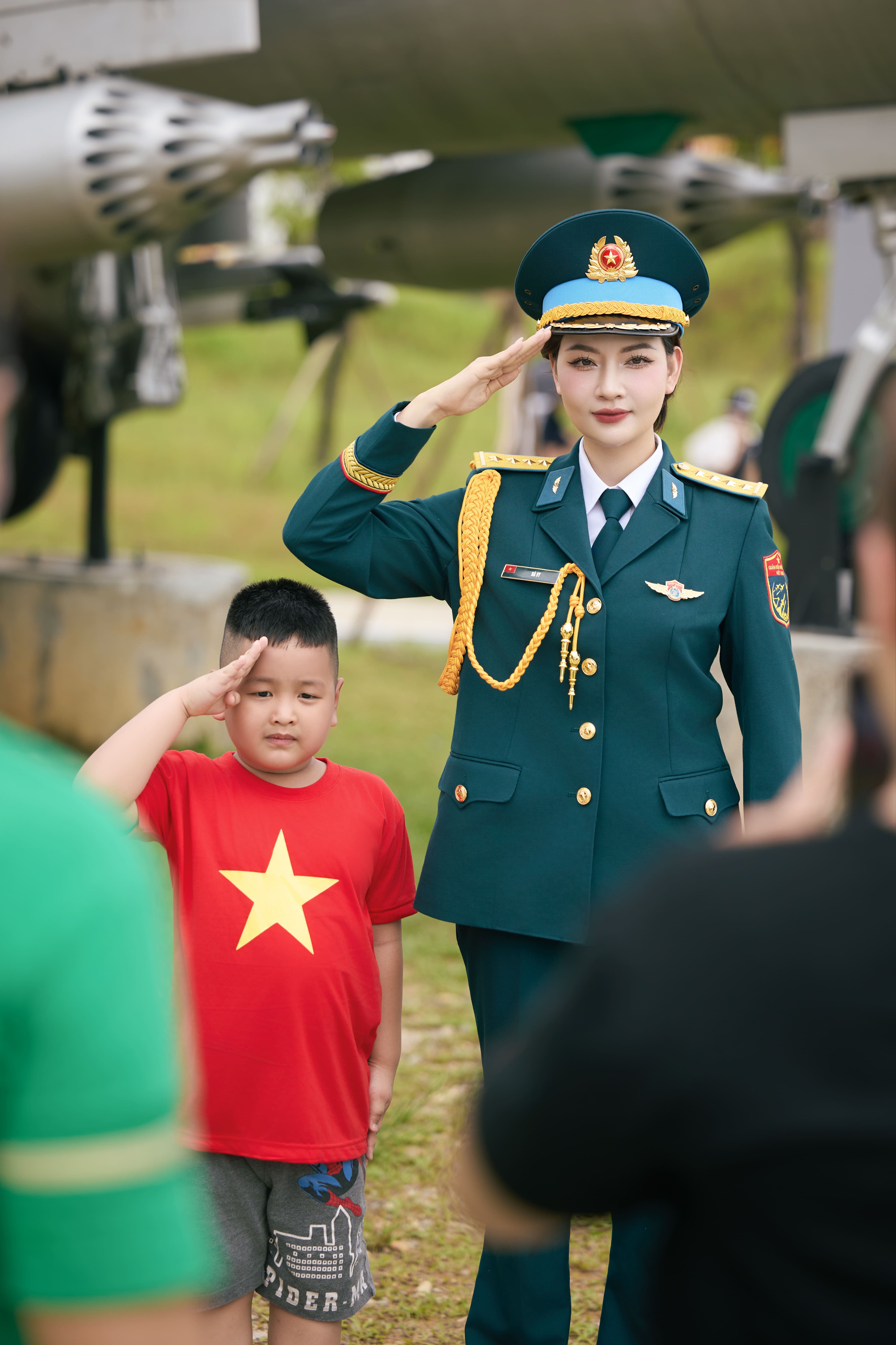 frontend/img/gallery/anh-tet-yem-ao-dai/tracy-sudio-chup-quan-phuc (2).jpg